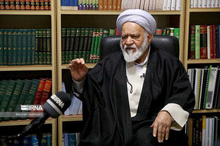 توصیه های مصباحی‌مقدم به پزشکیان؛ کالابرگ ادامه یابد/ از تجربه دولت دفاع مقدس در تثبیت قیمت‌ها استفاده کنید