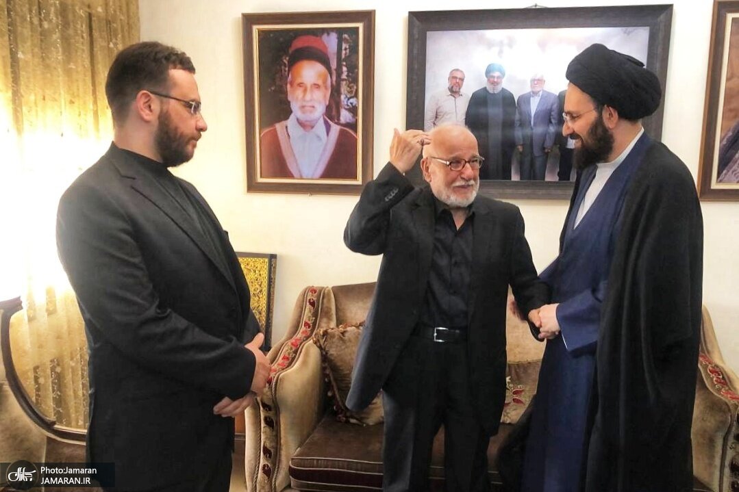 دیدار سید علی خمینی با پدر دبیرکل حزب الله لبنان/ پسر ارشد شهید نصرالله هم بود+عکس
