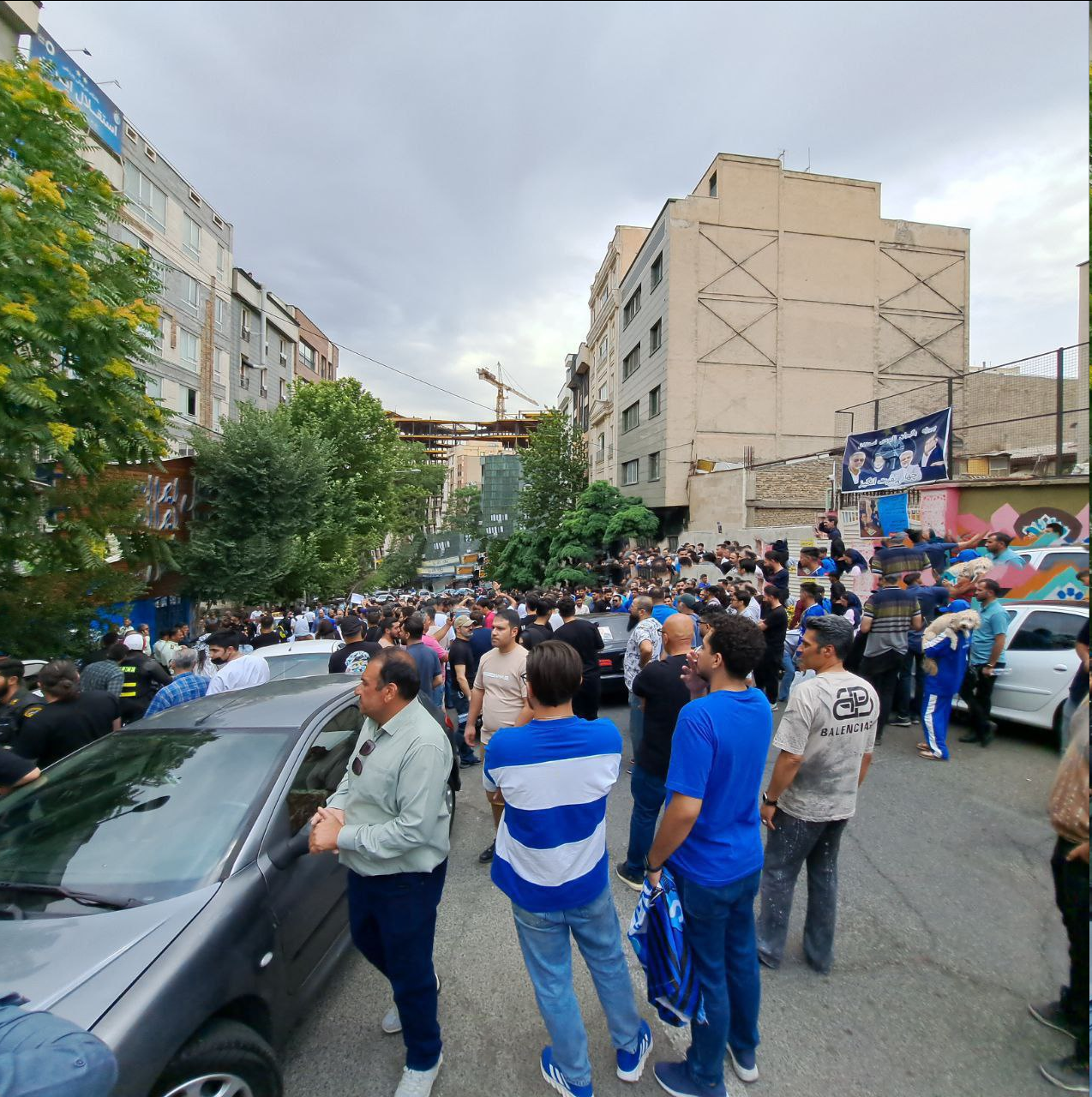 عکس| استقلالیها بیخیال نمیشوند/ تا شب اینجا میمانیم!