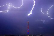 ببینید | لحظه عجیب برخورد مستقیم صاعقه به برج مخابراتی اوستانکینو در مسکو!