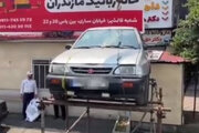 ببینید | حرکت خطرناک راننده خودروی سواری؛ پراید متخلف بالای داربست رفت!