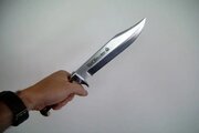 ببینید | حمله وحشیانه اراذل قمه‌به‌دست به یک شهروند در ملارد / درگیری خونین مقابل مجتمع مسکونی