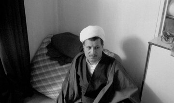 عکس/ هاشمی رفسنجانی در کنار پیکر شهید عباس دوران؛ سال ۸۱