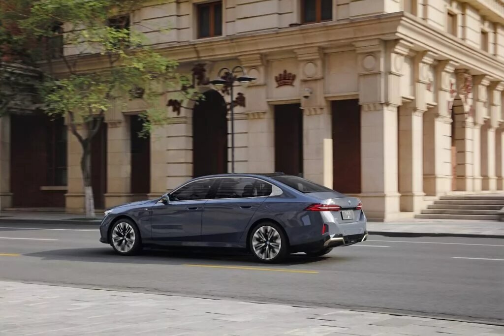 یکهتازی بی ام و در اروپا / خودروهای برقی هم حریف سری ۵ نمیشوند