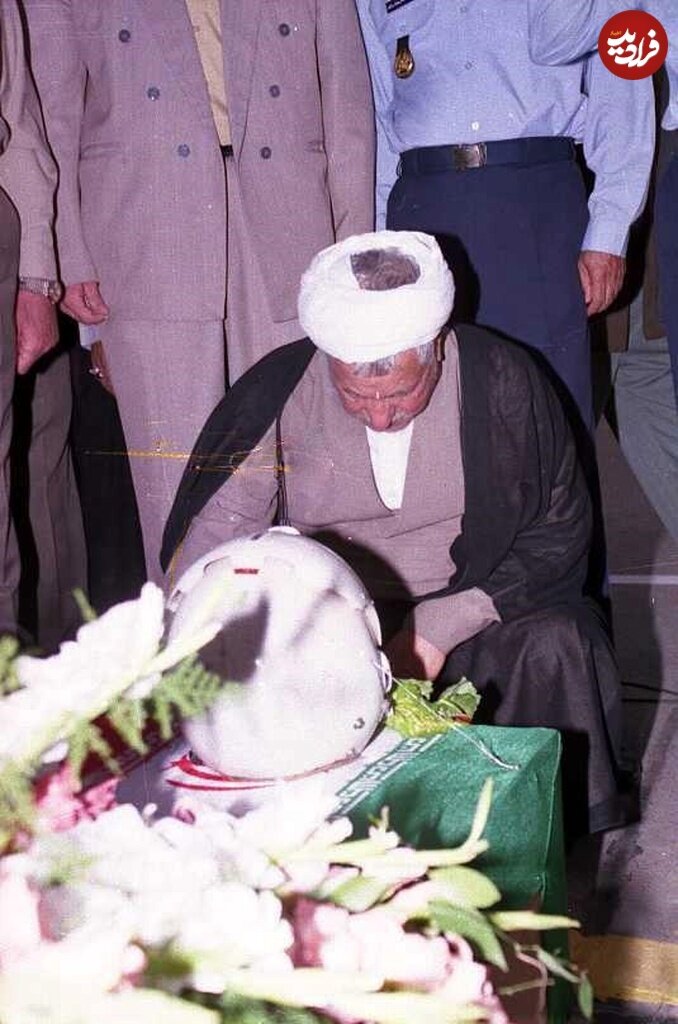 عکس/ هاشمی رفسنجانی در کنار پیکر شهید عباس دوران؛ سال ۸۱