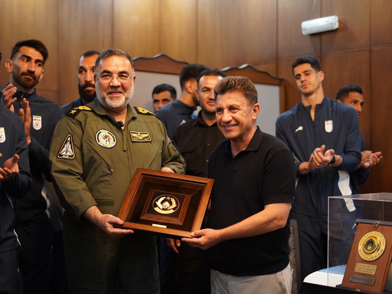 بازدید فرمانده ارشد ارتش از اردوی تیم ملی فوتبال/ تصاویری از اهدای پیراهن شماره ۱۲ تیم ملی فوتبال