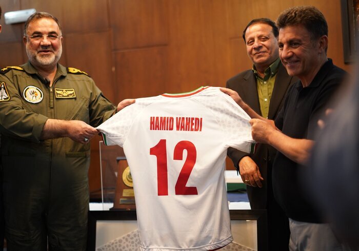 بازدید فرمانده ارشد ارتش از اردوی تیم ملی فوتبال/ تصاویری از اهدای پیراهن شماره ۱۲ تیم ملی فوتبال