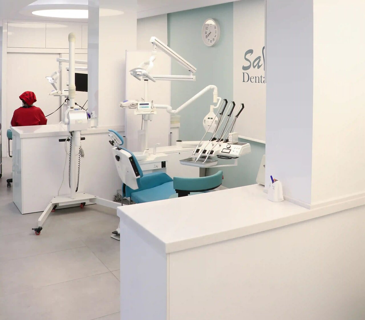 کلینیک دندانپزشکی یا مطب شخصی؟ راز انتخاب درست برای درمان بهتر