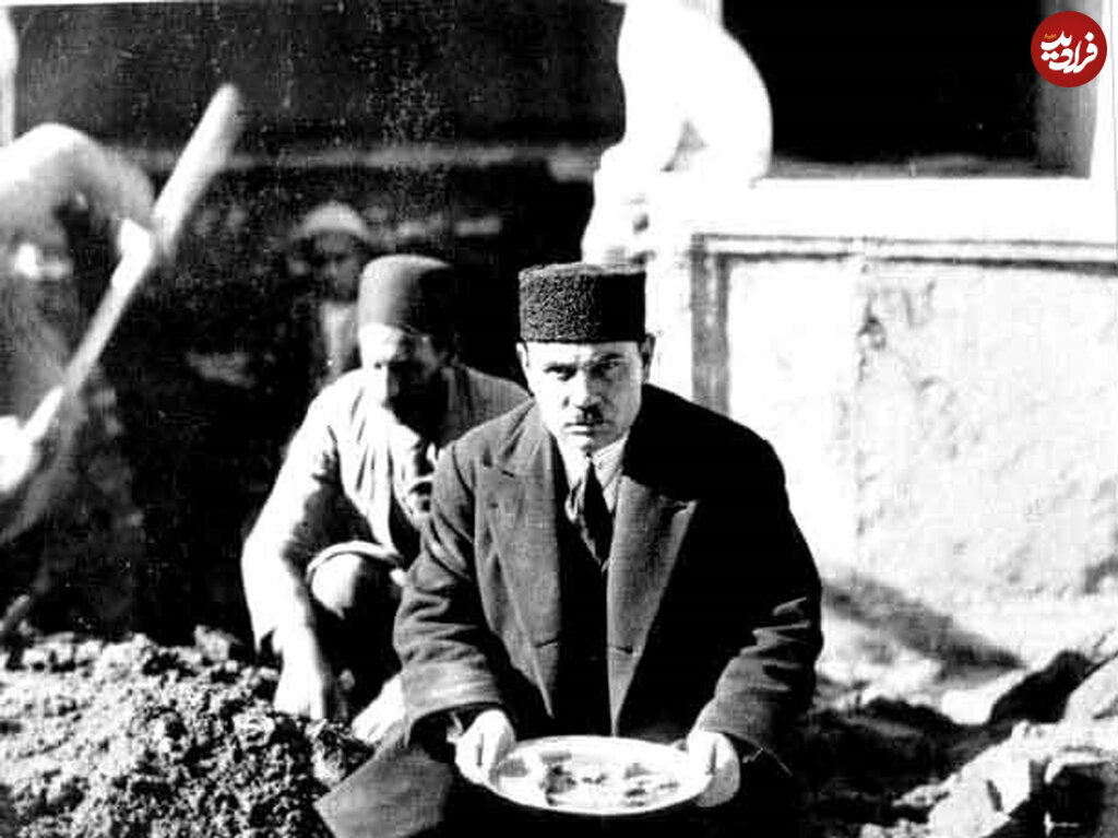 عکس/ رضاخان در کنار سینی حاوی استخوان جمجه کریمخان زند!