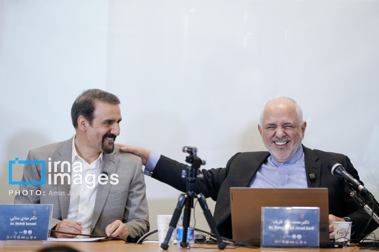 لحظاتی متفاوت از ظریف در یک کنفرانس علمی/ سنایی هم حضور داشت