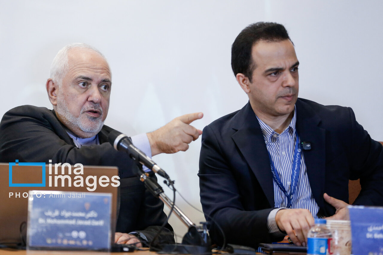 لحظاتی متفاوت از ظریف در یک کنفرانس علمی/ سنایی هم حضور داشت