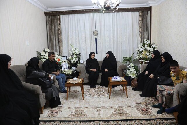 دیدار اعضای فراکسیون زنان مجلس با خانواده «الهه حسیننژاد»/ خواستار اشد مجازات قانونی برای عامل این جنایت هستیم+ عکس