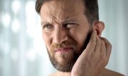 ببینید| گرفتگی مکرر گوش نشانه چیست؟