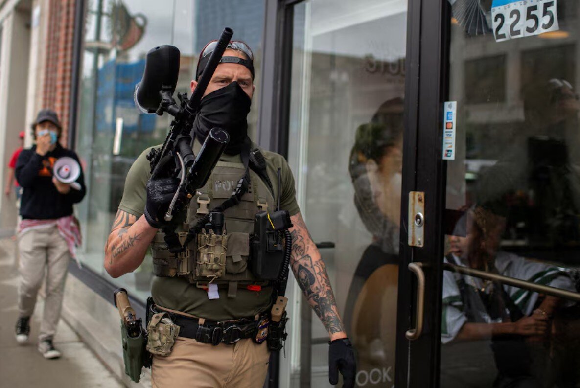 جنجال بر سر ماموران نقابدار و لباس شخصیها در آمریکا/این مأموران تنومند چه کسانی هستند؟