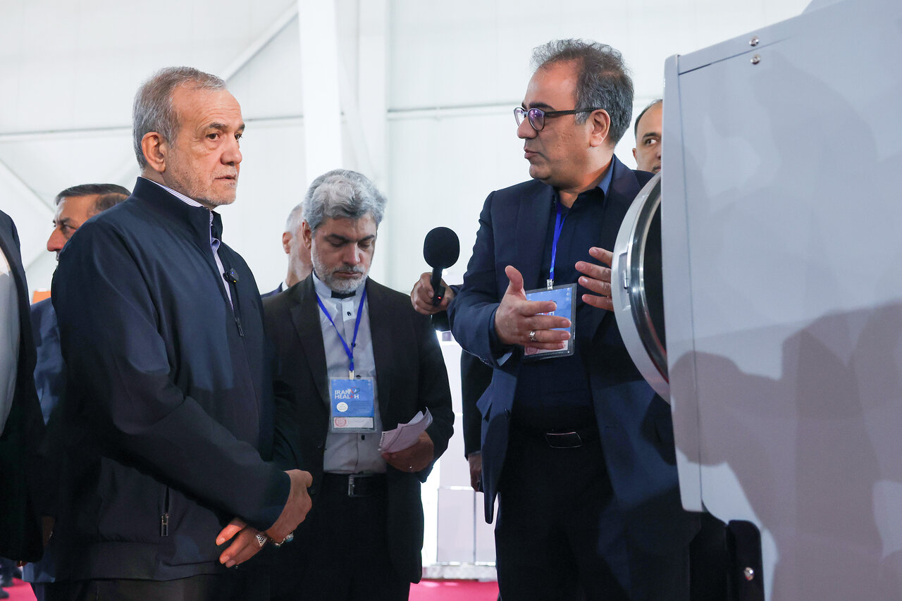 پزشکیان به نمایشگاه تخصصی در ارتباط با مدرک تحصیلی خود رفت+ تصاویر