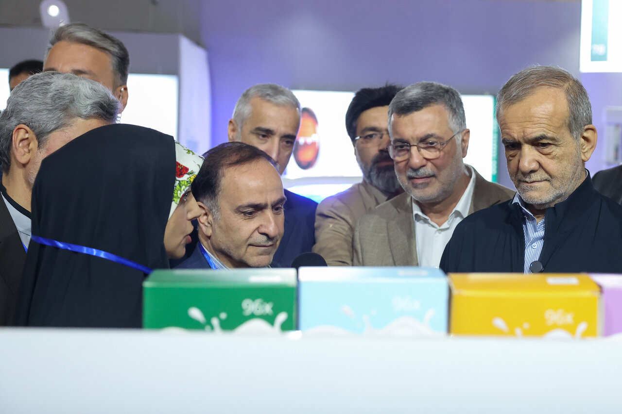 پزشکیان به نمایشگاه تخصصی در ارتباط با مدرک تحصیلی خود رفت+ تصاویر