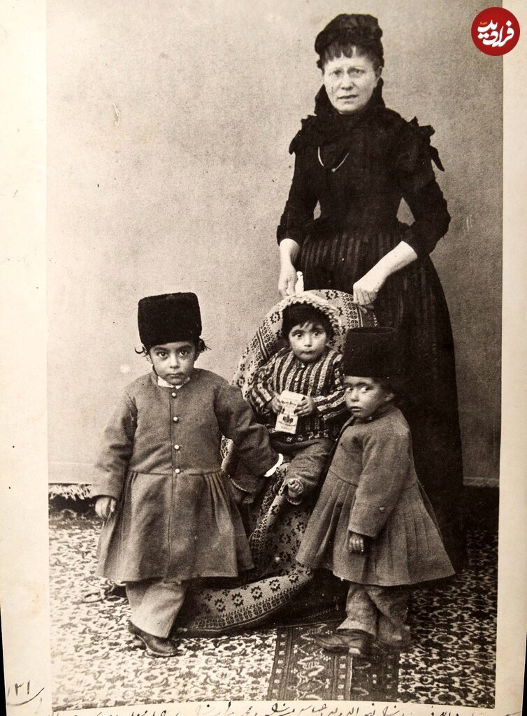 مجموعه عکس/  نوههای مظفرالدین شاه و معلم فرانسویشان