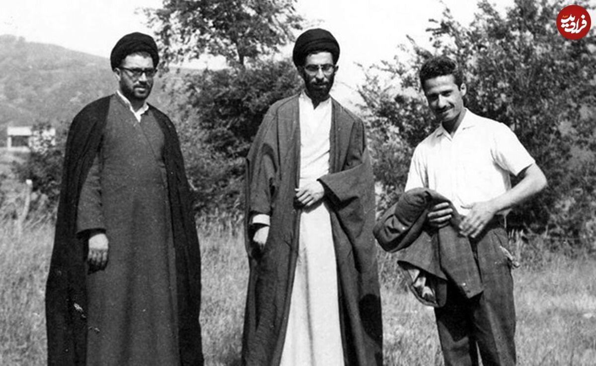 عکس/ رهبر انقلاب در ۲۴ سالگی سوار بر قایق، تالاب انزلی سال ۱۳۴۲