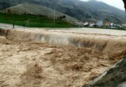 ببینید | لحظه هولناک گرفتار شدن و سقوط موتورسوار در سیل روستای ده‌غیبی مشهد