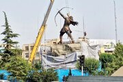 ببینید | لحظه نصب تندیس آرش کمانگیر در میدان ونک تهران