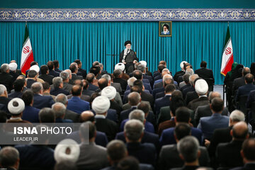 تصاویری از دیدار نمایندگان مجلس با رهبر انقلاب / کدام نمایندگان در صف اول نشستند؟