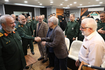 بازدید فرمانده کل سپاه از یک مرکز پژوهش / چه کسانی او را همراهی میکردند؟+ تصویر