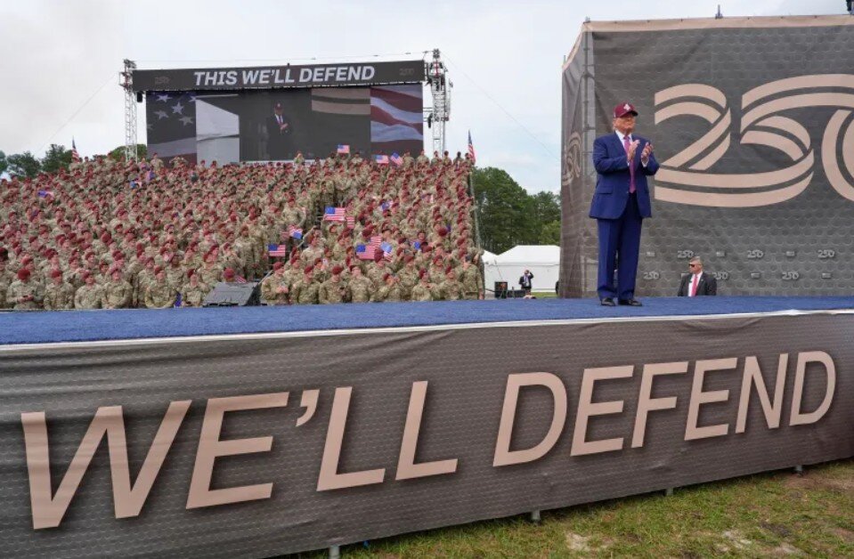 ترامپ با اجرای یک رژه نظامی:به عنوان فرمانده کل قوا،من اجازه نمیدهم چنین اتفاقی بیفتد/شنبه روز بزرگی در واشنگتندیسی خواهد بود/تصاویر