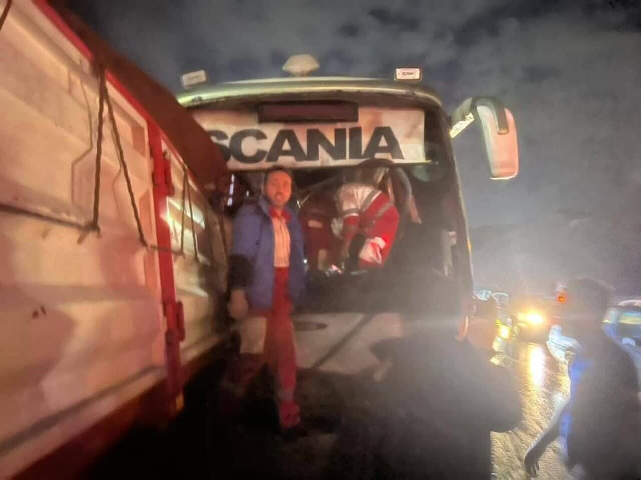 تصادف اتوبوس با ۲ دستگاه تریلر/ جزئیات