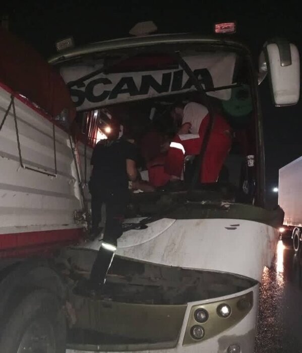 تصادف اتوبوس با ۲ دستگاه تریلر/ جزئیات