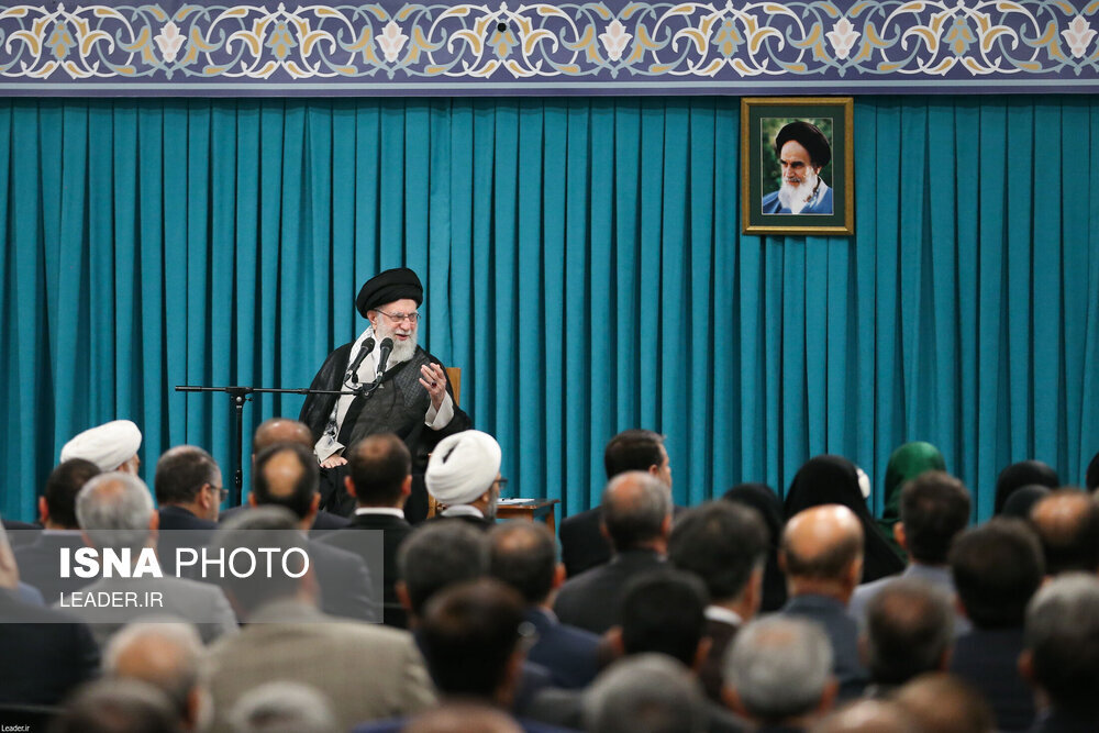 تصاویری از دیدار نمایندگان مجلس با رهبر انقلاب/ کدام نمایندگان در صف اول نشستند؟