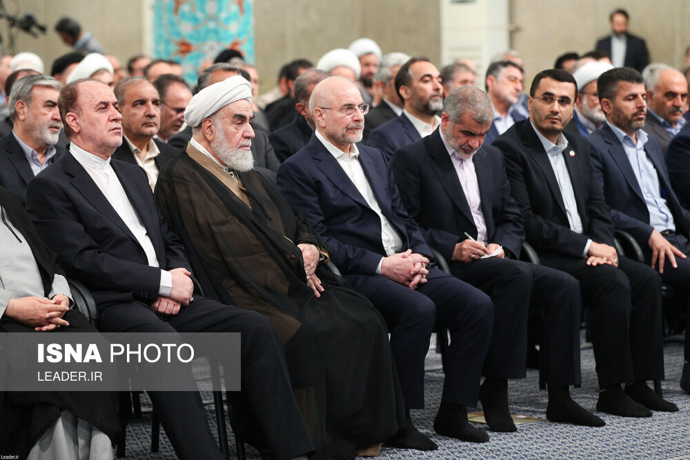 تصاویری از دیدار نمایندگان مجلس با رهبر انقلاب/ کدام نمایندگان در صف اول نشستند؟