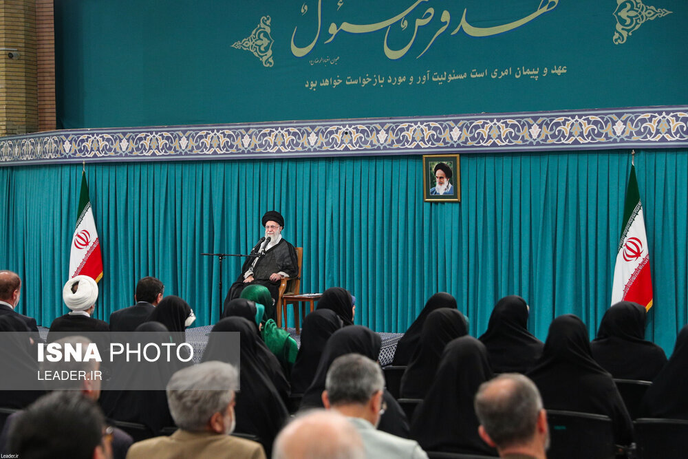 تصاویری از دیدار نمایندگان مجلس با رهبر انقلاب/ کدام نمایندگان در صف اول نشستند؟