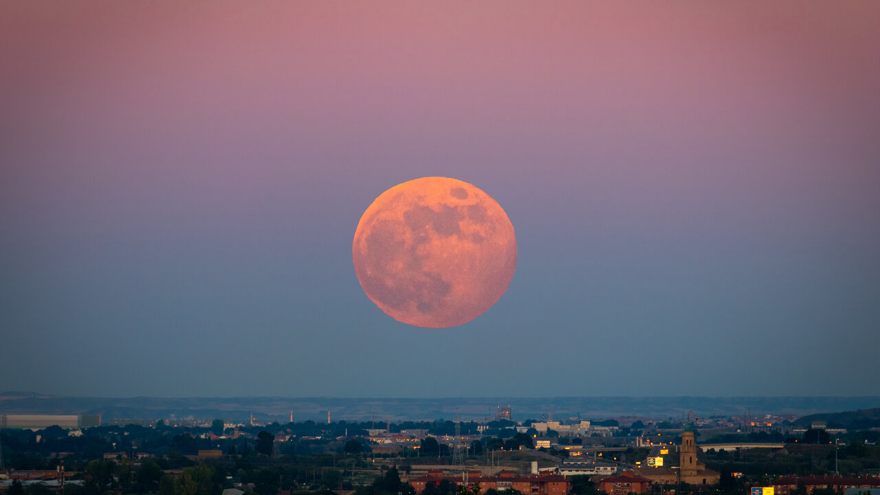 امشب چشم از آسمان برندارید؛ «ماه توتفرنگی» پدیدهای نادر در آسمان شب تهران