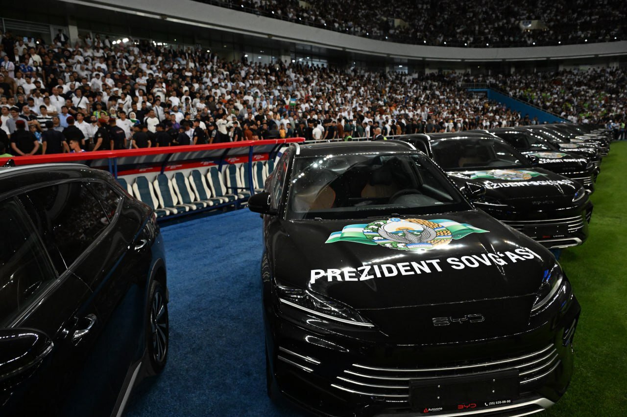 عکس | هدیه ویژه رییس جمهور به ملیپوشان پس از صعود به جام جهانی