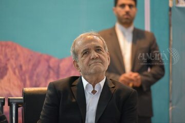 دیدار عمومی پزشکیان با مردم در مصلی شهر ایلام