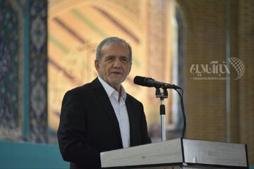 دیدار عمومی پزشکیان با مردم در مصلی شهر ایلام