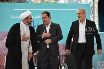 دیدار عمومی پزشکیان با مردم در مصلی شهر ایلام