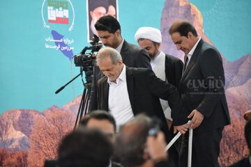 دیدار عمومی پزشکیان با مردم در مصلی شهر ایلام