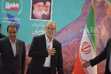 دیدار عمومی پزشکیان با مردم در مصلی شهر ایلام