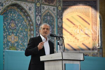 دیدار عمومی پزشکیان با مردم در مصلی شهر ایلام