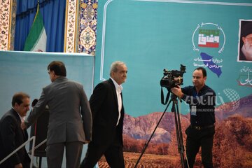 دیدار عمومی پزشکیان با مردم در مصلی شهر ایلام