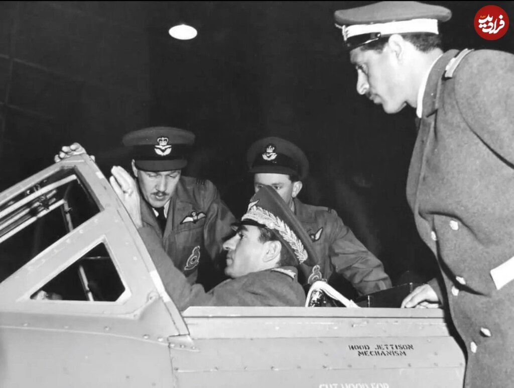 شاه در حال تست یک جنگنده نظامی