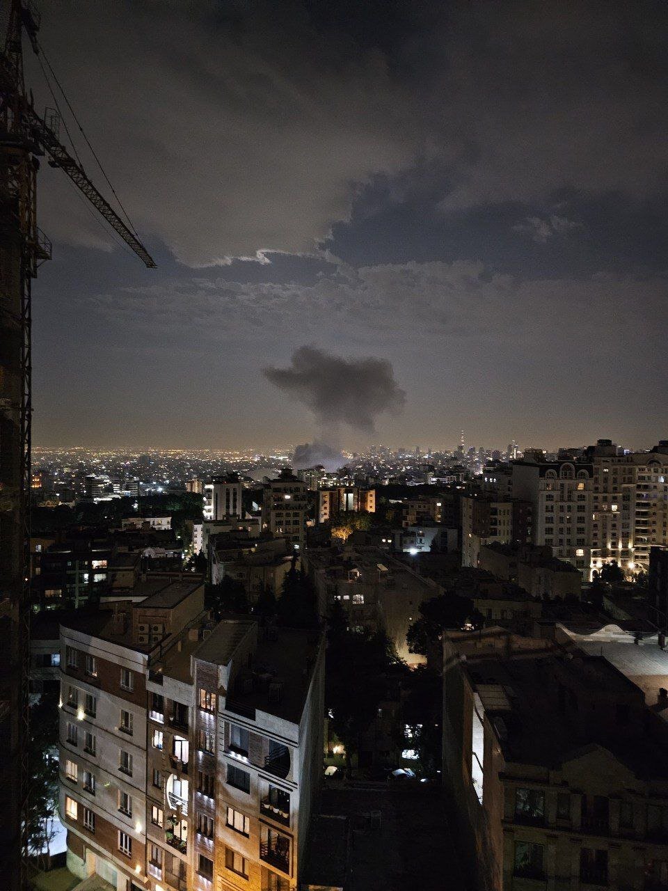 فوری/ اولین تصاویر از رد دود ناشی از انفجار شدید در تهران