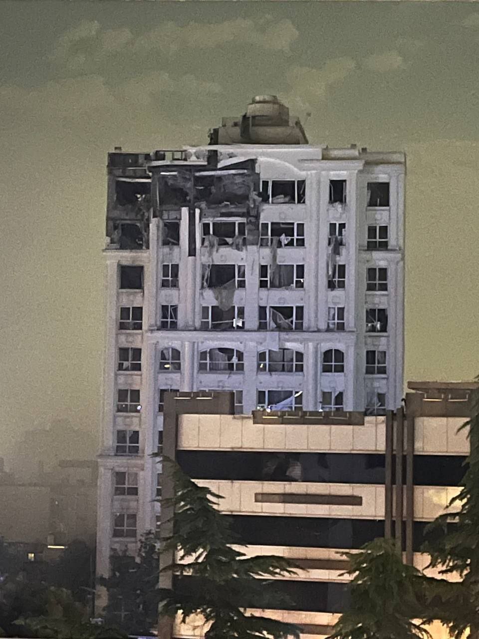 تصاویری از تخریب شدید یک ساختمان در بلوار اندرزگوی تهران درپی انفجارهای شدید