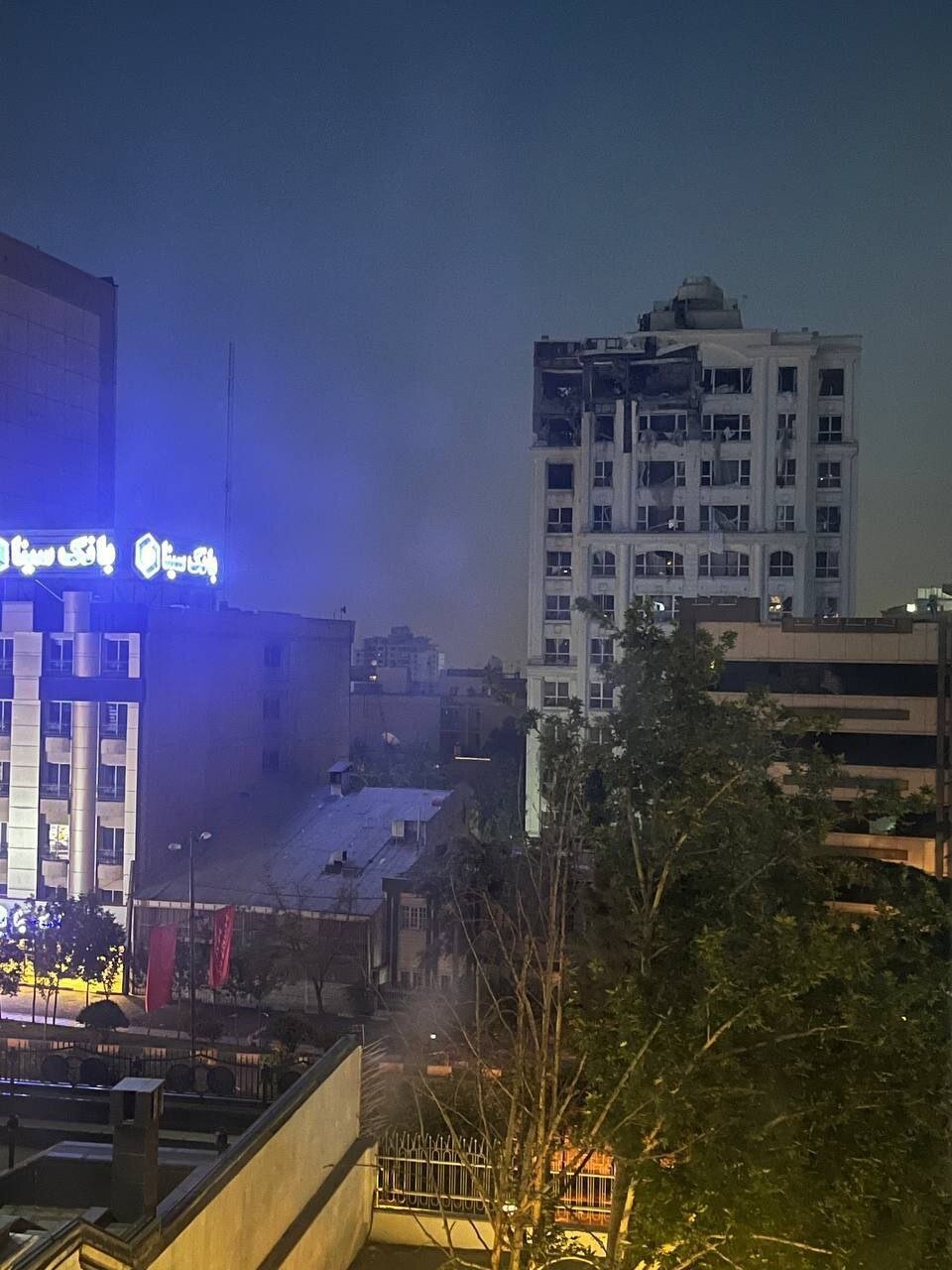 تصاویری از تخریب شدید یک ساختمان در بلوار اندرزگوی تهران درپی انفجارهای شدید