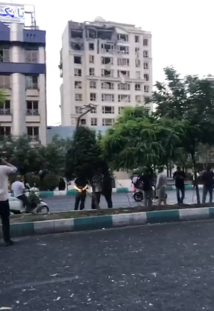 اولین تصویر از تخریب یک ساختمان مسکونی در بلوار اندرزگو در روشنایی روز 2