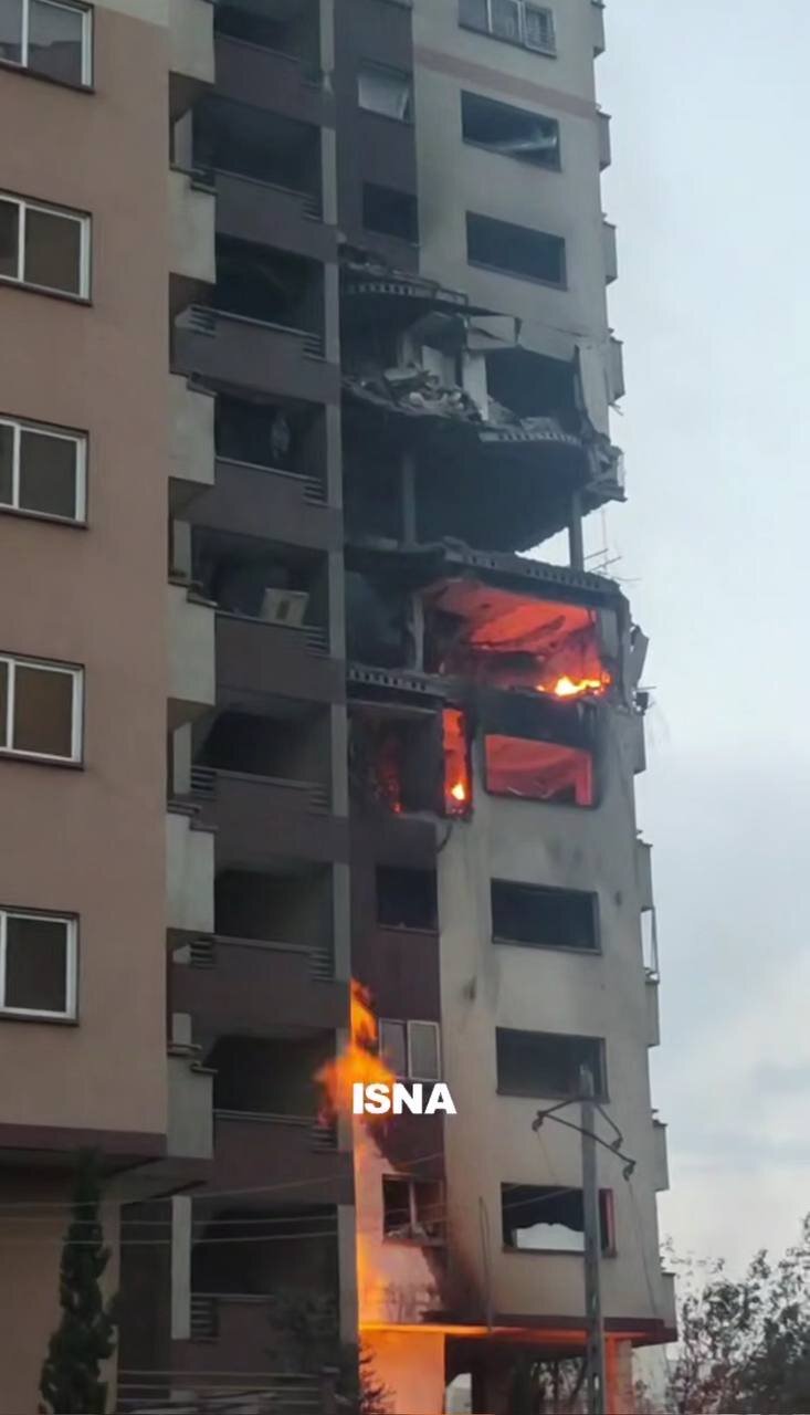 تصویری از خسارات ناشی از حمله اسرائیل در یک ساختمان مسکونی در سعادت آباد