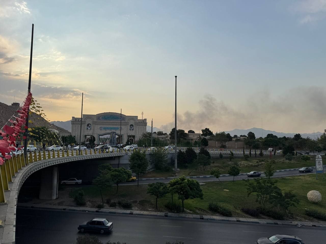 عکس | تصویر خبرگزاری فارس از دود بر فرار ستاد کل سپاه پاسداران در انتهای خیابان پیروزی