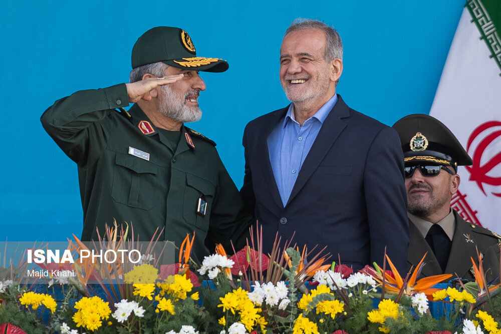 تصاویری از سرداران شهید حاجی زاده و باقری در کنار پزشکیان/ شمخانی و سردار قاآنی دوشادوش فرماندهان شهید سپاه