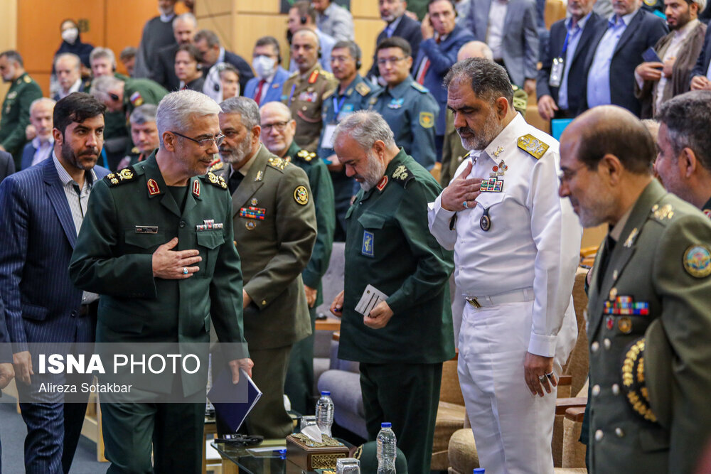 تصاویری از سرداران شهید حاجی زاده و باقری در کنار پزشکیان/ شمخانی و سردار قاآنی دوشادوش فرماندهان شهید سپاه